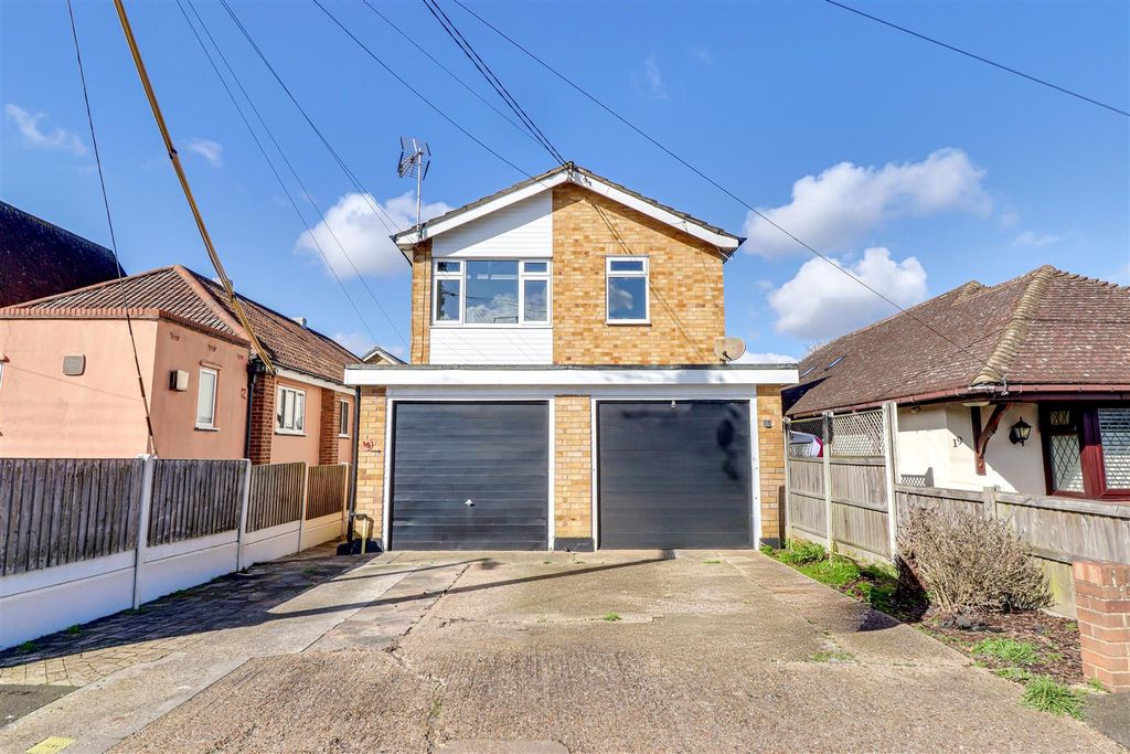 2 bed flat for saleWoodfield Road, Hadleigh SS7