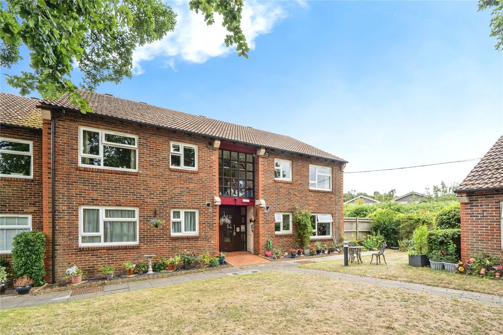 2 bed flat for saleHalleys Court, Goldsworth Park GU21