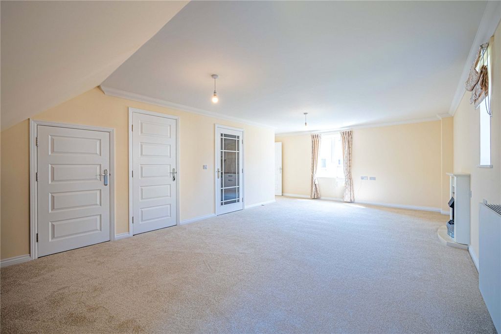 Additional image 13 of 2 bed flat for saleHigh Street, Berkhamsted, Hertfordshire HP4