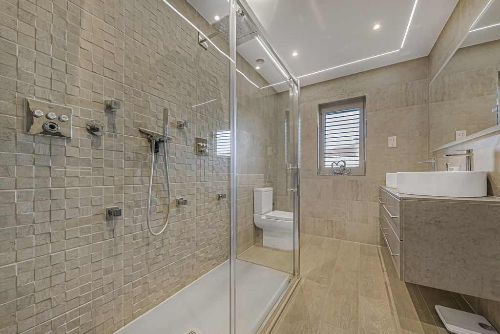 Additional image 20 of 4 bed semi-detached house for saleEdwin Close, Bexleyheath DA7