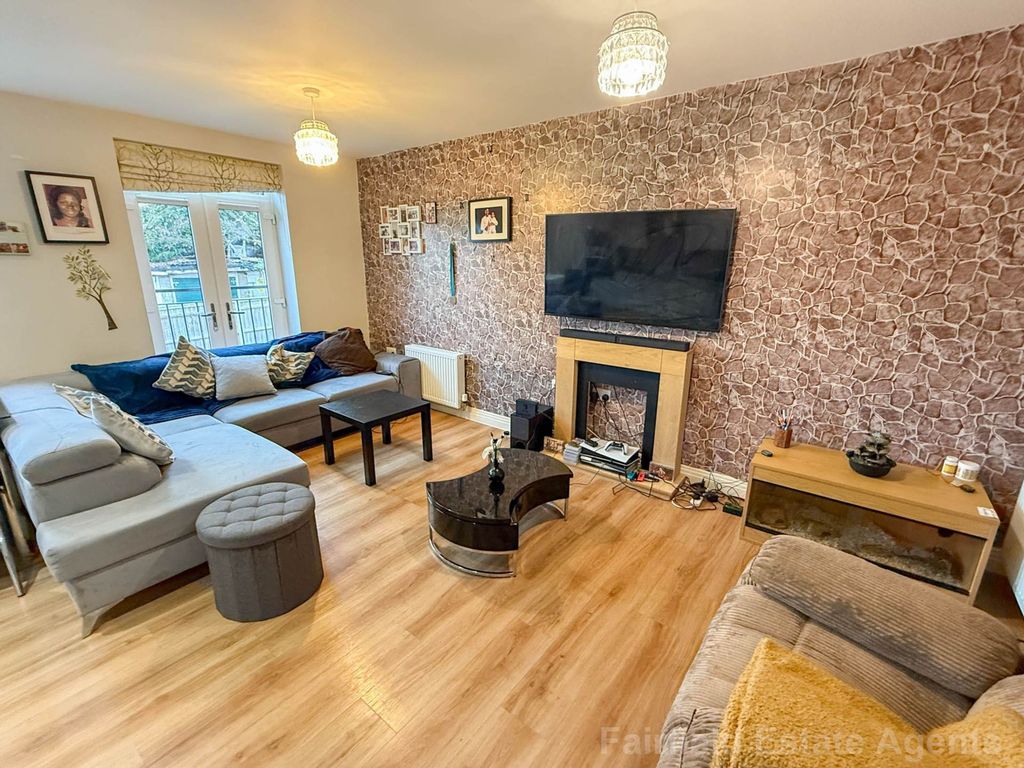 2 bed flat for saleGibbs Couch, Carpenders Park, Watford WD19