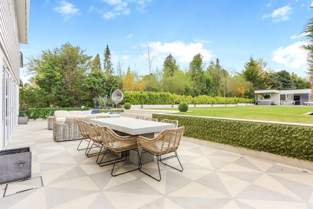 Additional image 4 of 5 bed detached house for saleGreen Curve, Banstead SM7