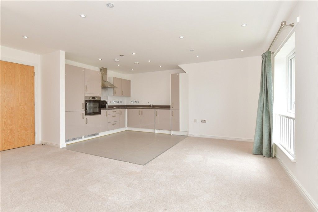 2 bed flat for salePilots View, Chatham, Kent ME4 photo 2
