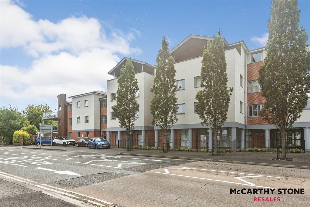 2 bed flat for saleLady Susan Court, New Road, Basingstoke RG21
