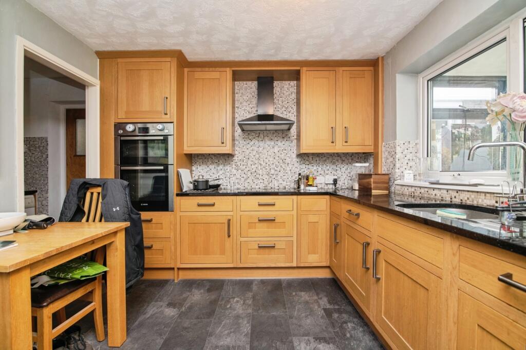 Alveston Close, REDDITCH, Worcestershire, B98 photo 2