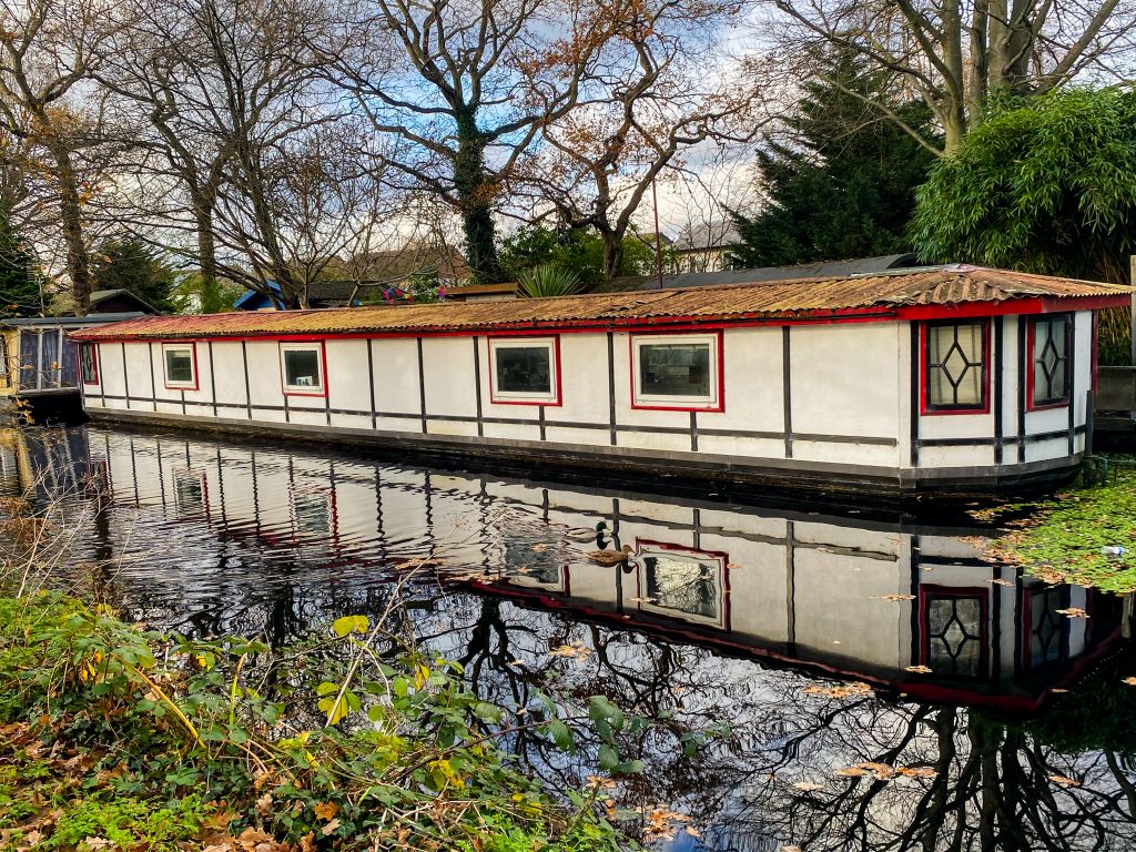 Land for saleScotland Bridge Lock, New Haw KT15