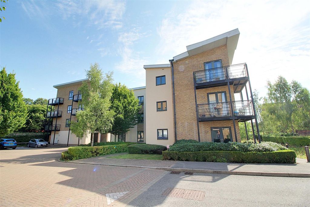 Additional image 16 of 2 bed flat for saleBirtchnell Close, Berkhamsted HP4