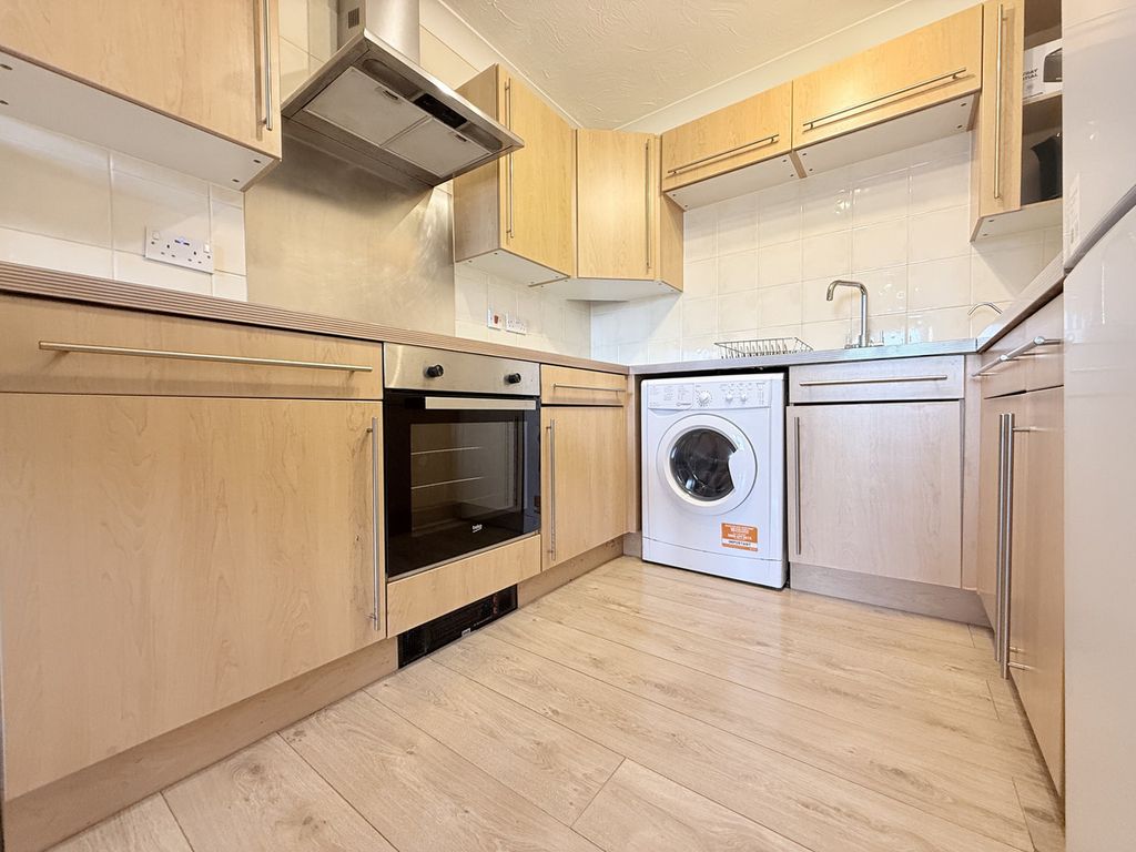 2 bed flat for saleBeaufort Square, Cardiff CF24 photo 4