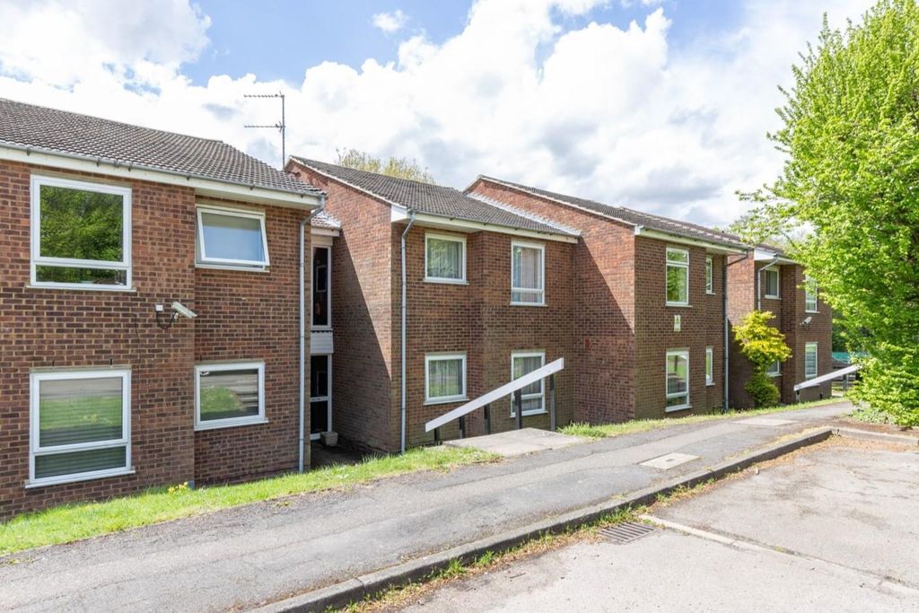 2 bed flat for saleChiltern Park Avenue, Berkhamsted HP4