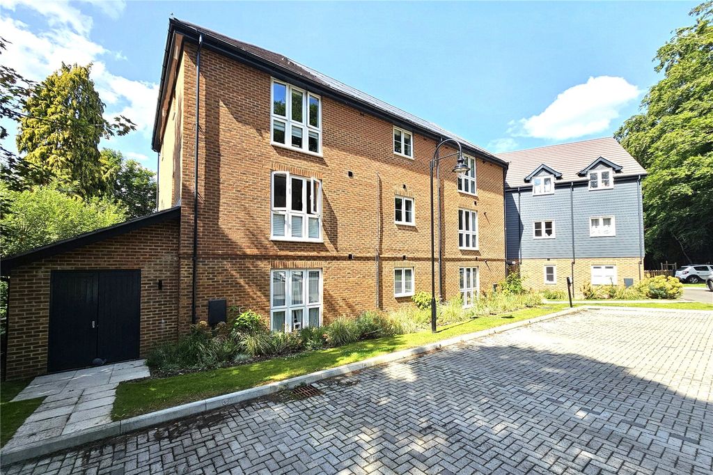 1 bed flat for saleWoodside Close, Bagshot, Surrey GU19