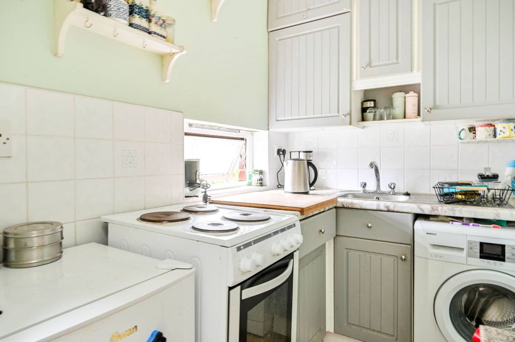 1 bed flat for saleVeryan, Goldsworth Park, Woking GU21