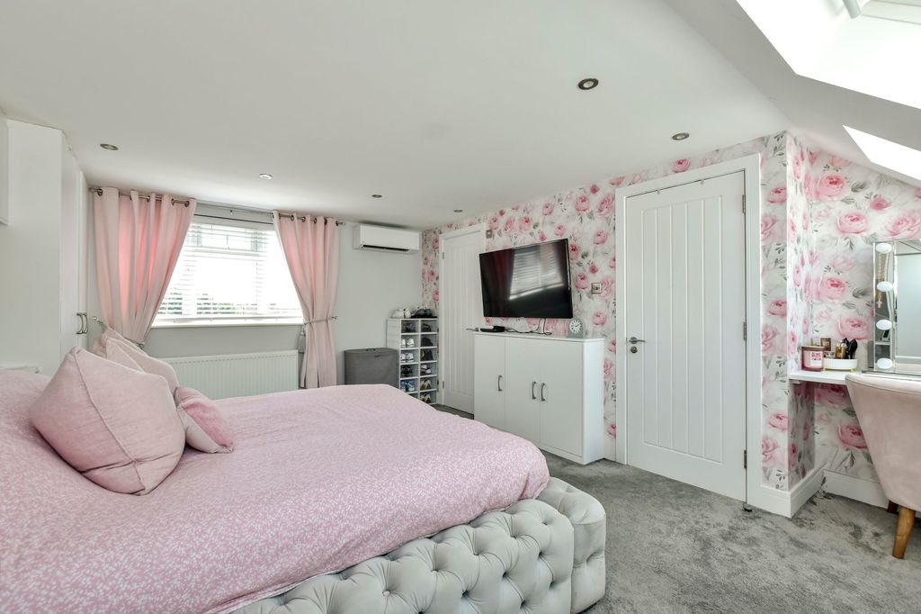 Additional image 15 of 4 bed semi-detached house for saleHazelwood Lane, Abbots Langley WD5