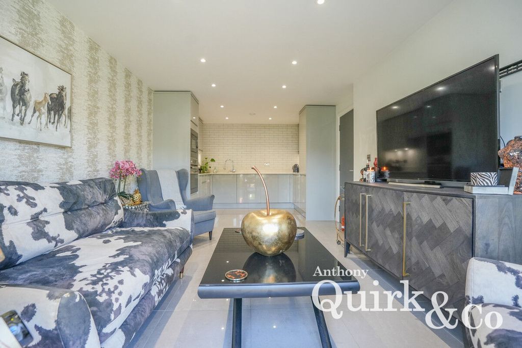 Additional image 2 of 2 bed flat for saleHigh Road, Benfleet SS7
