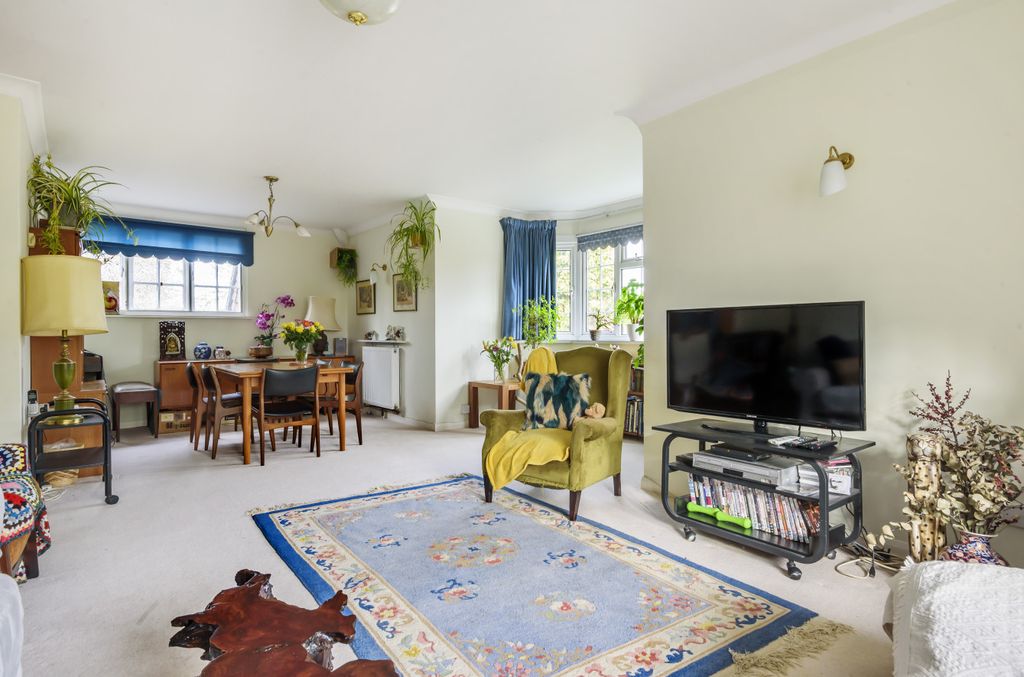 3 bed flat for saleCriagleith, Grove Road, Beaconsfield HP9 photo 3
