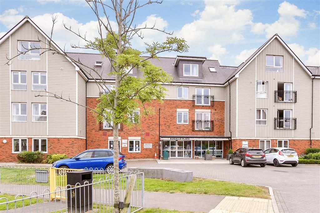 2 bed flat for salePilots View, Chatham, Kent ME4 photo 5