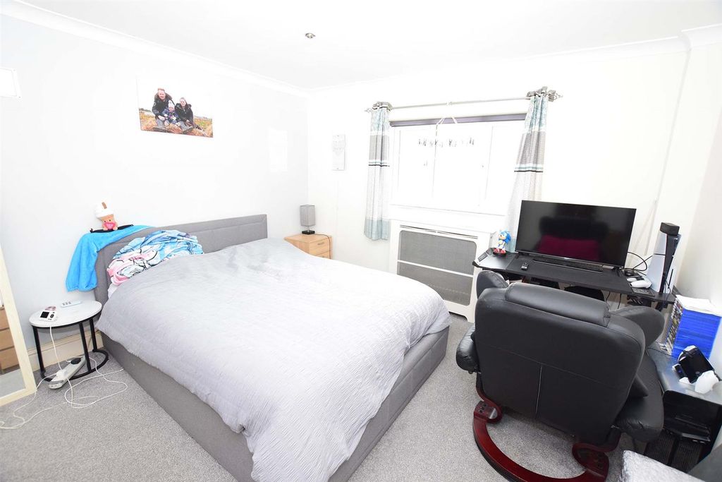 Additional image 7 of 2 bed flat for saleHuckleberry Close, Chatham ME5