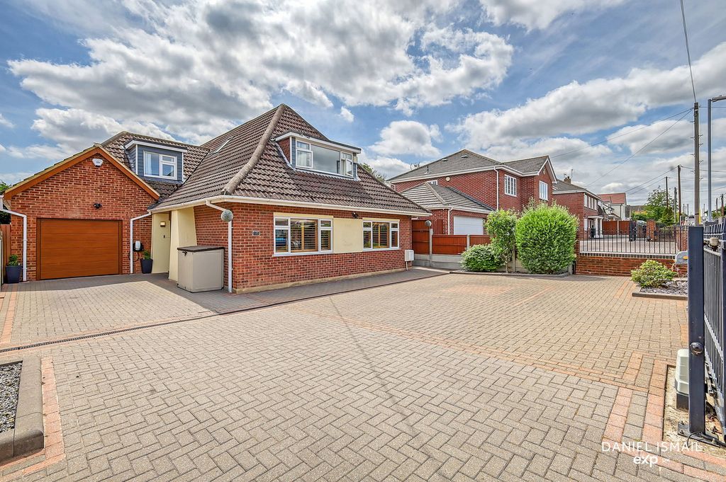 Additional image 2 of 5 bed detached house for saleGreat Berry Lane, Langdon Hills, Basildon SS16