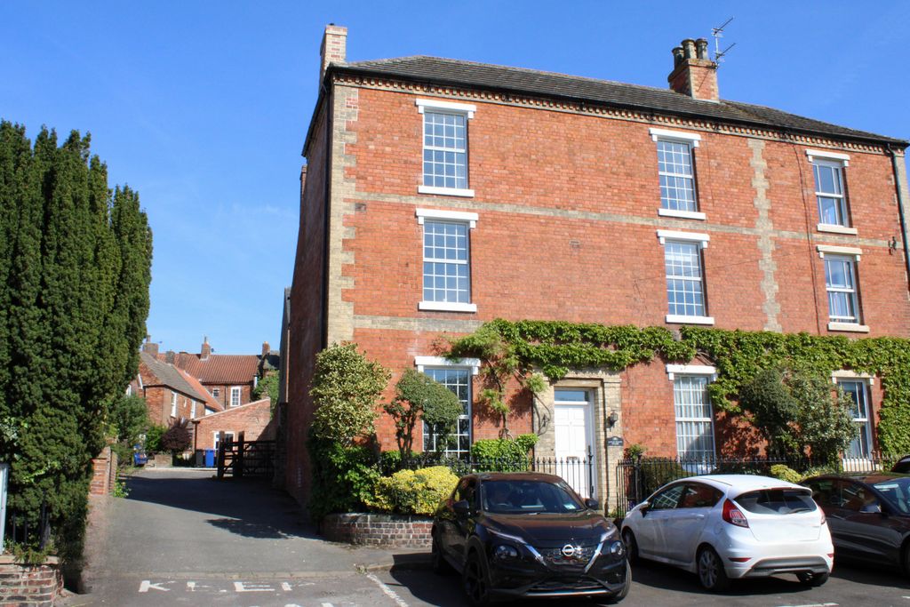 4 bed semi-detached house for saleChapel Street, Caistor LN7