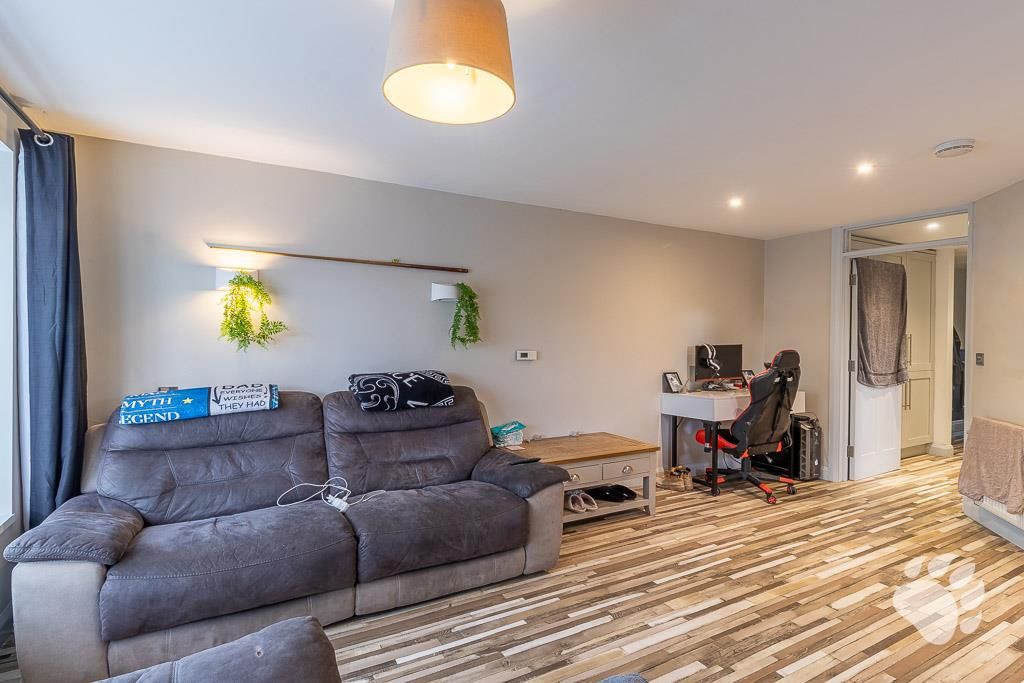 1 bed flat for saleBartlow Side, Burnt Mills SS13 photo 3