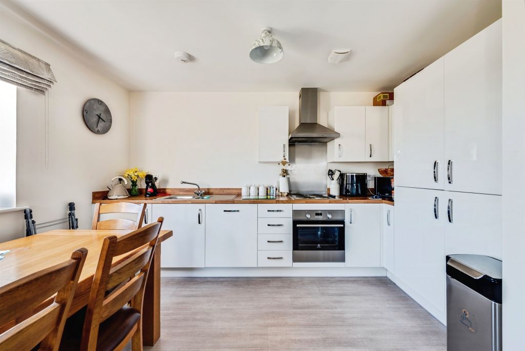 2 bed flat for saleGuild Close, Witney OX28 photo 4