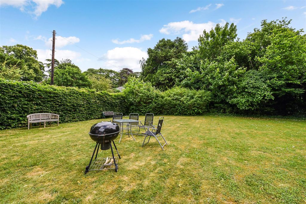 2 bed flat for saleThe Avenue, Andover SP10 photo 2