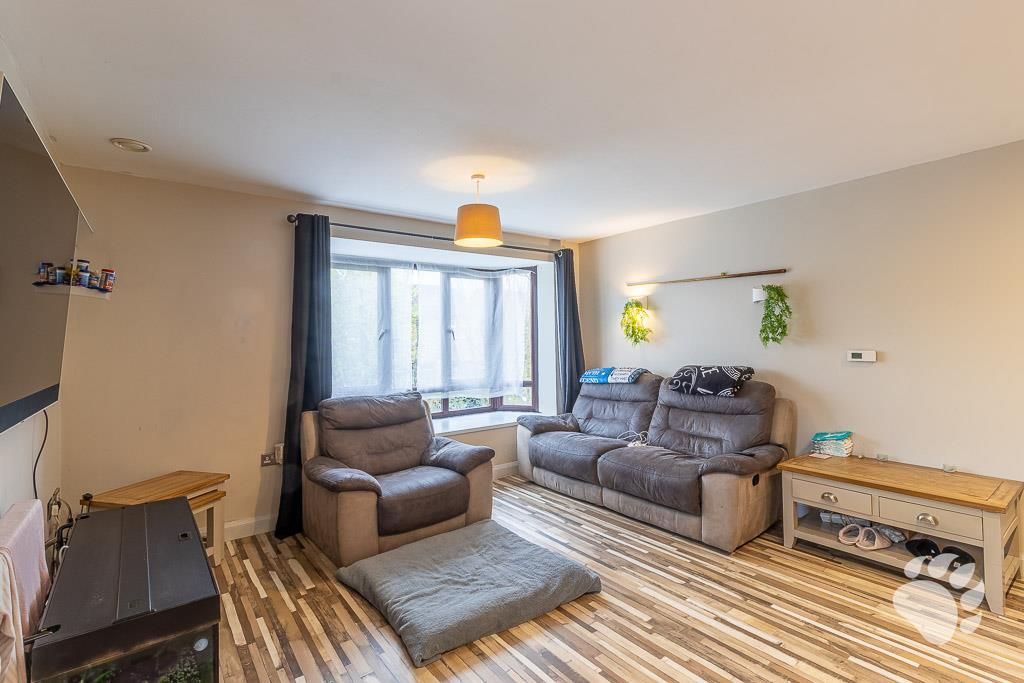 1 bed flat for saleBartlow Side, Burnt Mills SS13 photo 5