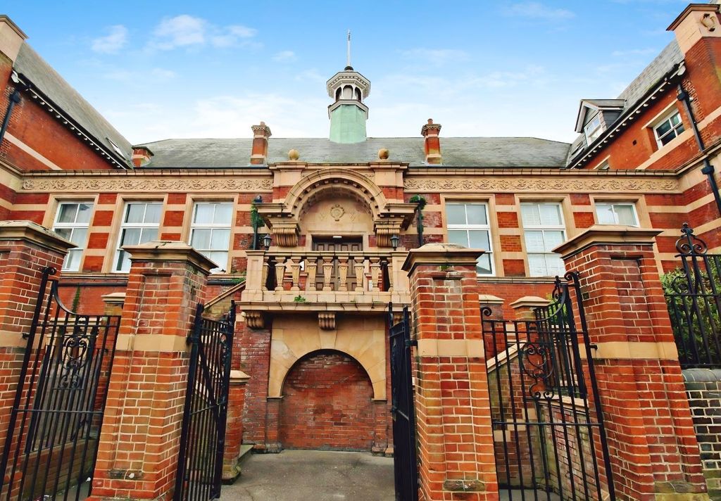 3 bed flat for saleOld College Court, Upper Holly Hill Road, Upper Belvedere DA17
