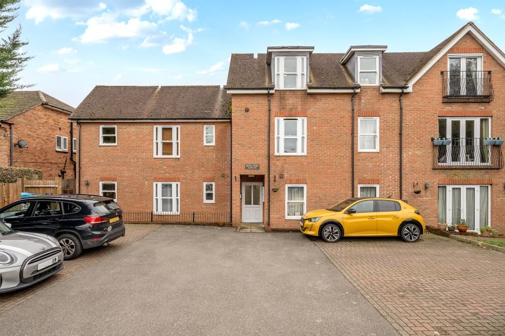 2 bed flat for saleBagshot, Surrey GU19