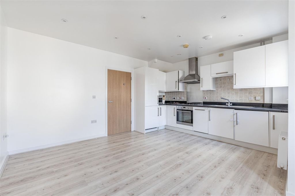 2 bed flat for salePyle Close, Addlestone KT15 photo 5