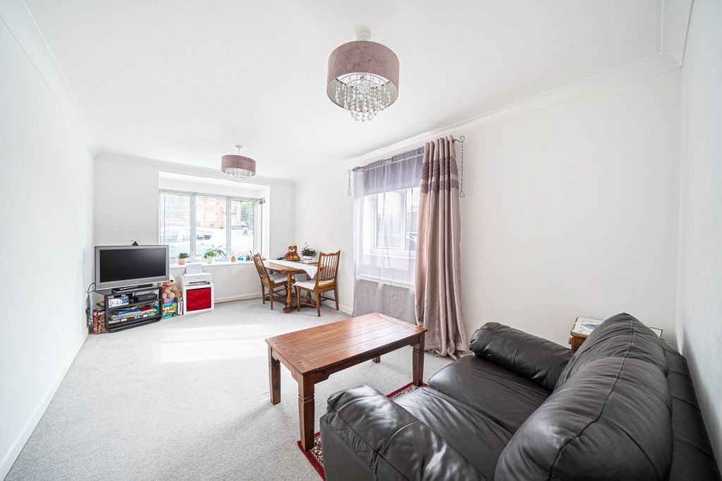 2 bed flat for saleThe Laurels, Andover SP10 photo 4