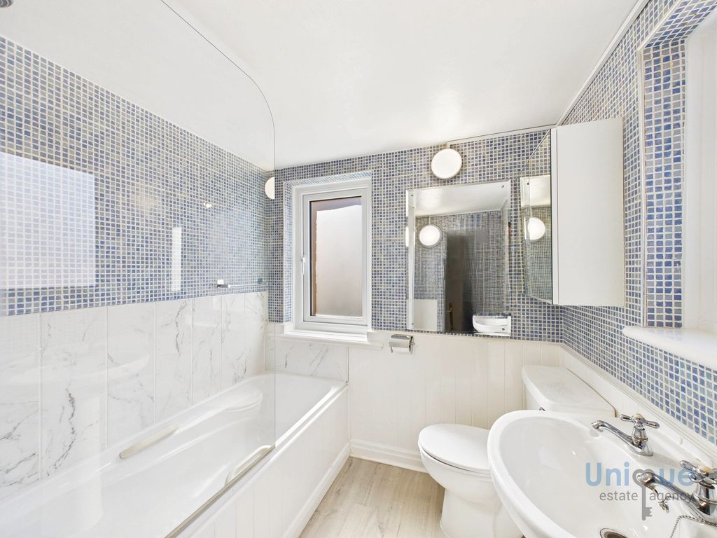 Additional image 13 of 2 bed flat for sale2 St. Georges Square, Lytham St. Annes, Lytham St. Annes FY8