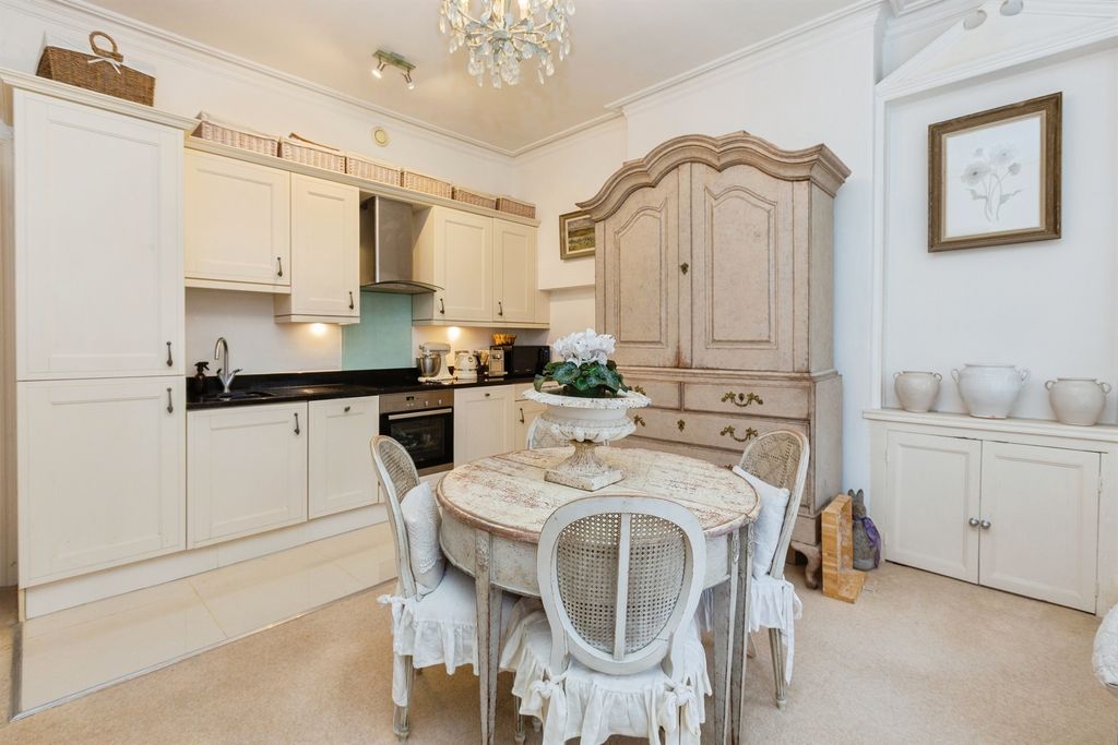 2 bed flat for saleParsons Fee, Aylesbury HP20 photo 5