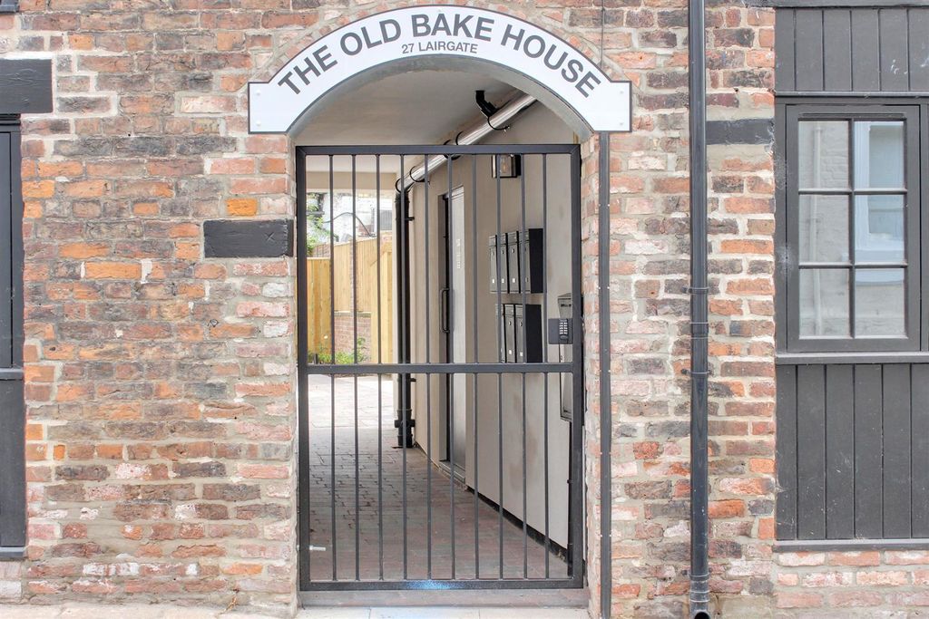 Additional image 8 of 2 bed flat for saleSaturday Market Place/Lairgate, Beverley HU17