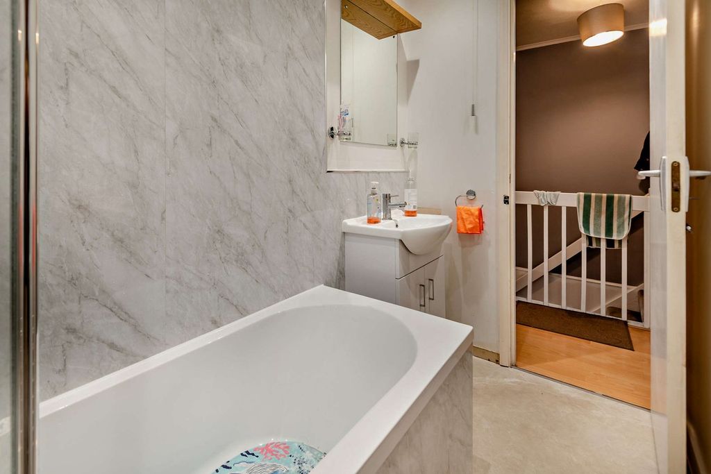 Additional image 15 of 1 bed flat for saleWillowmead Close, Woking GU21