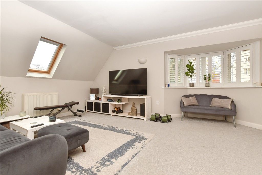 2 bed flat for saleWingfield Court, Banstead, Surrey SM7
