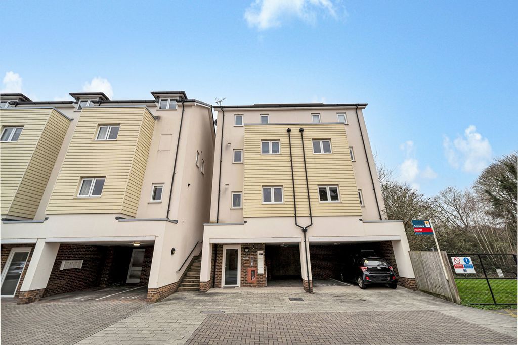2 bed flat for salePyle Close, Addlestone KT15 photo 2