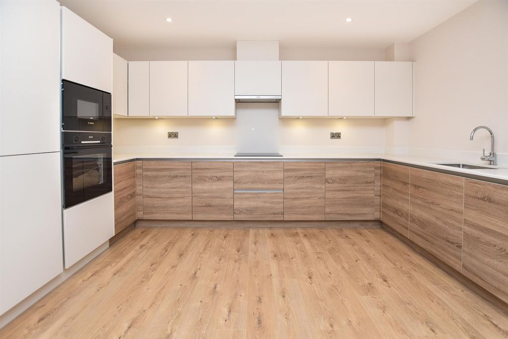 Additional image 3 of 2 bed flat for saleHigh Road, Benfleet SS7