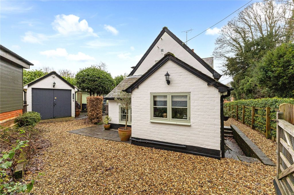 4 bed detached house for saleWeston Patrick, Basingstoke, Hampshire RG25 photo 2