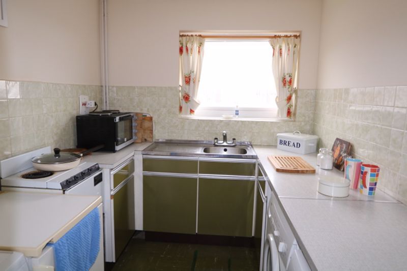 2 bed flat for saleTy Helyg, Tywyn LL36 photo 4