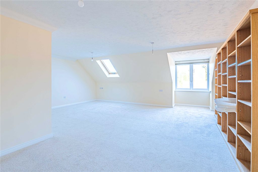 Additional image 4 of 2 bed flat for saleHigh Street, Berkhamsted, Hertfordshire HP4