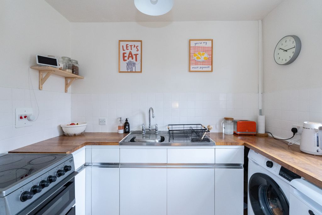 1 bed flat for saleChester Close, Pixham RH4 photo 3