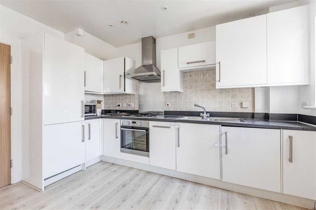 2 bed flat for salePyle Close, Addlestone KT15 photo 3