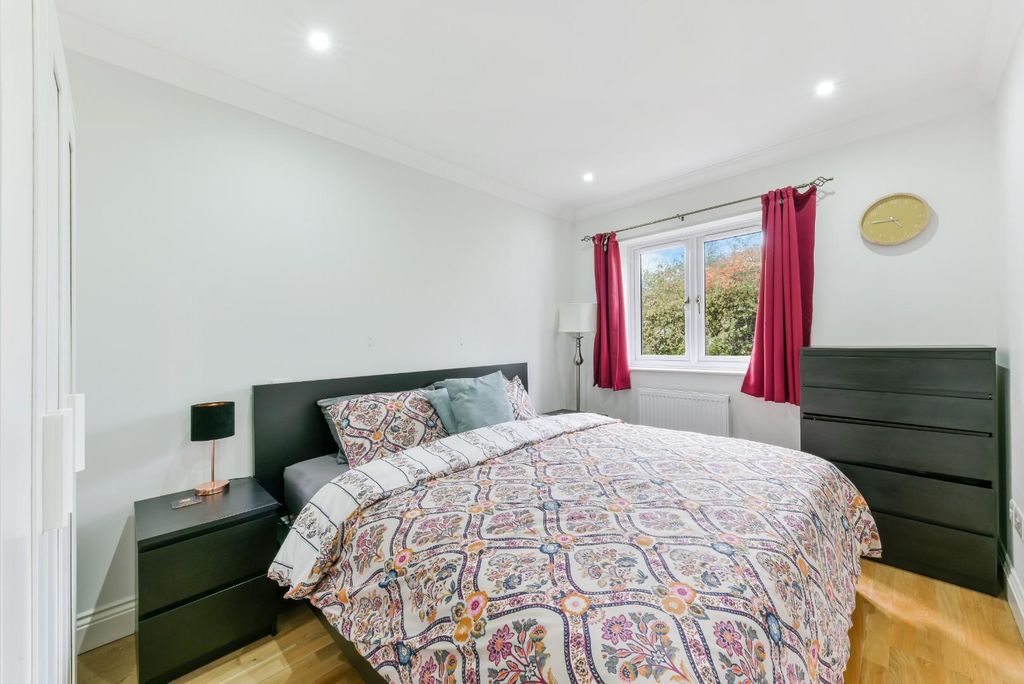 Additional image 3 of 3 bed chalet for saleThe Oval, Banstead SM7