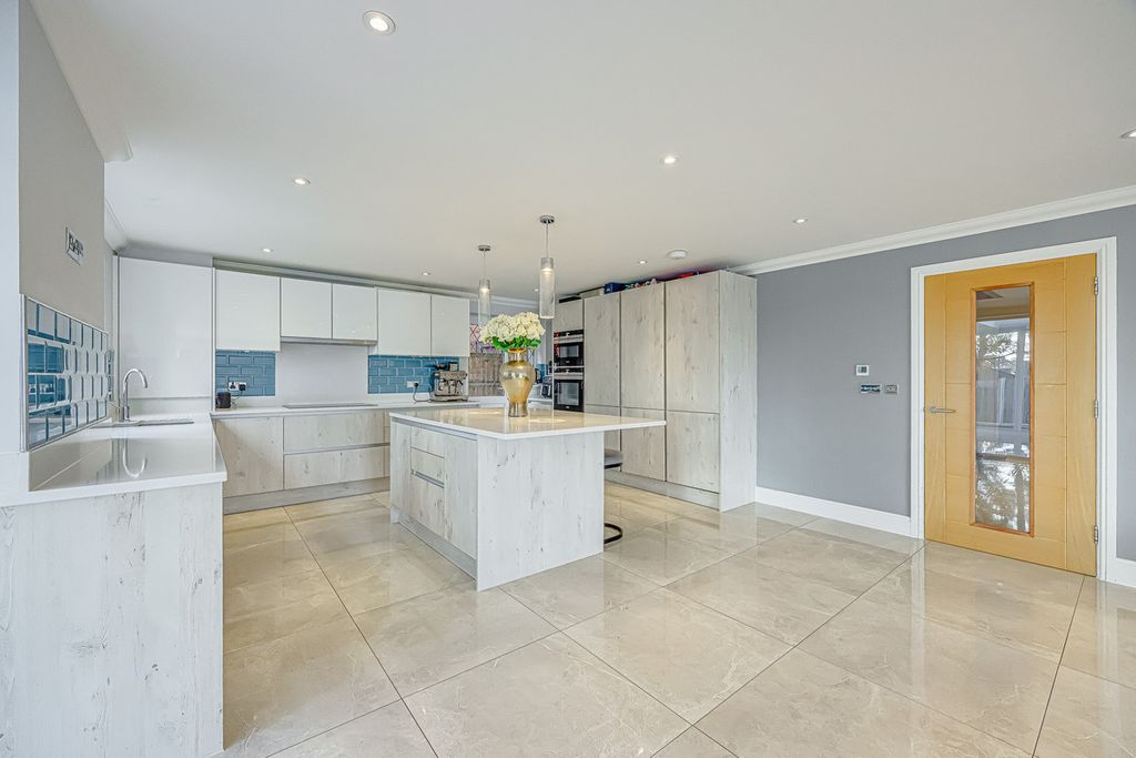 Additional image 12 of 5 bed detached house for saleSwale Road, Benfleet SS7
