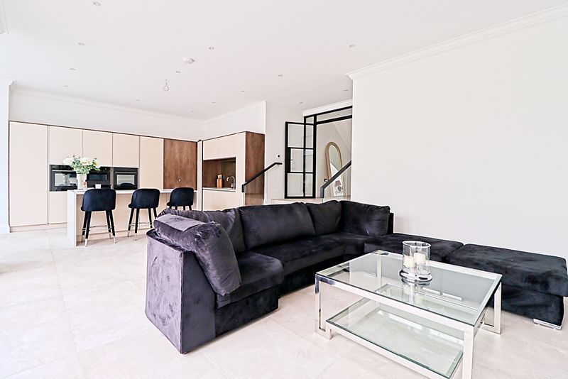 4 bed detached house for saleThundersley Park Road, South Benfleet SS7 photo 3