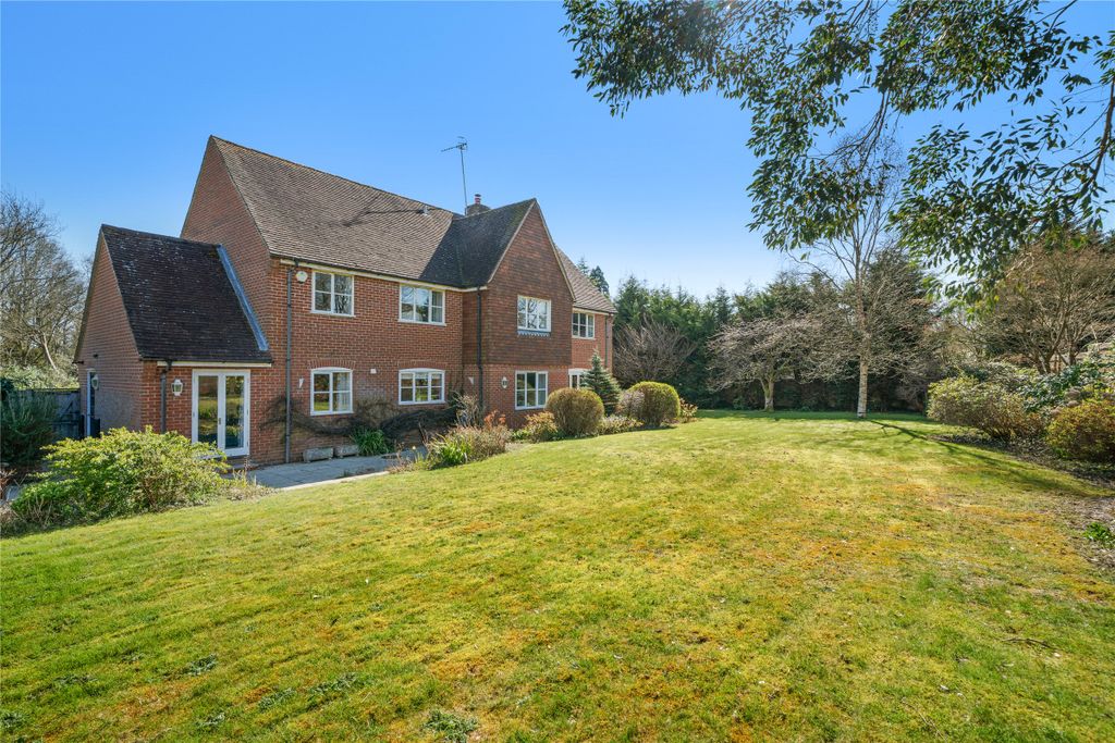 5 bed detached house for saleHome Farm Close, Betchworth, Surrey RH3