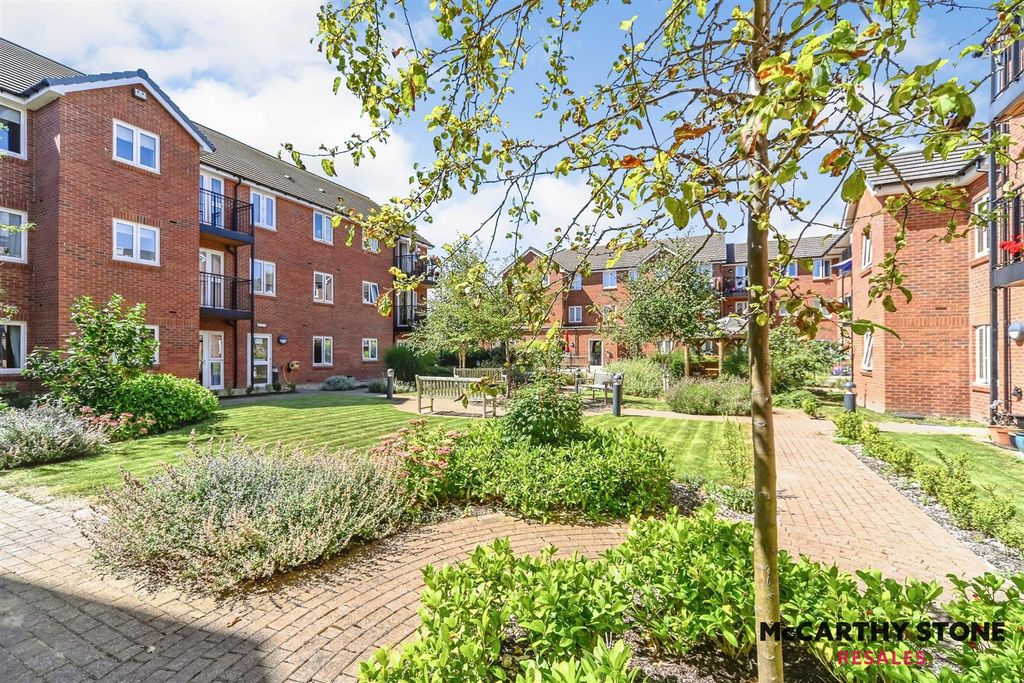 2 bed flat for saleOakhill Place, High View, Bedford, Bedfordshire MK41