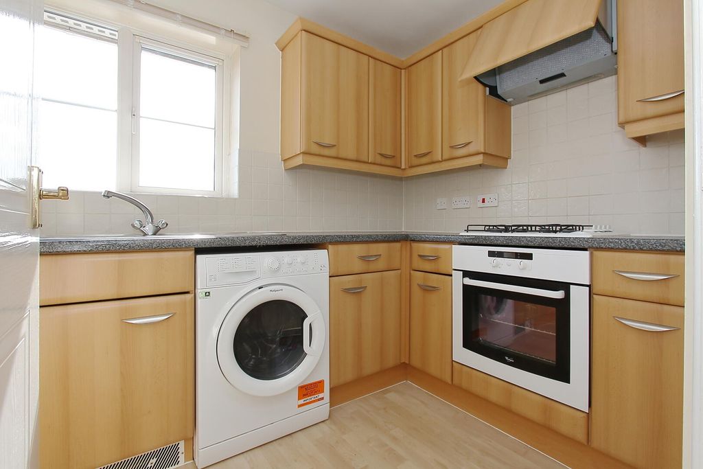 2 bed flat for saleColebrook Way, Andover SP10 photo 3