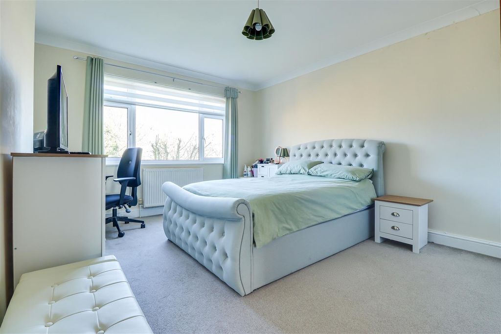 Additional image 10 of 2 bed flat for saleWoodfield Road, Hadleigh SS7