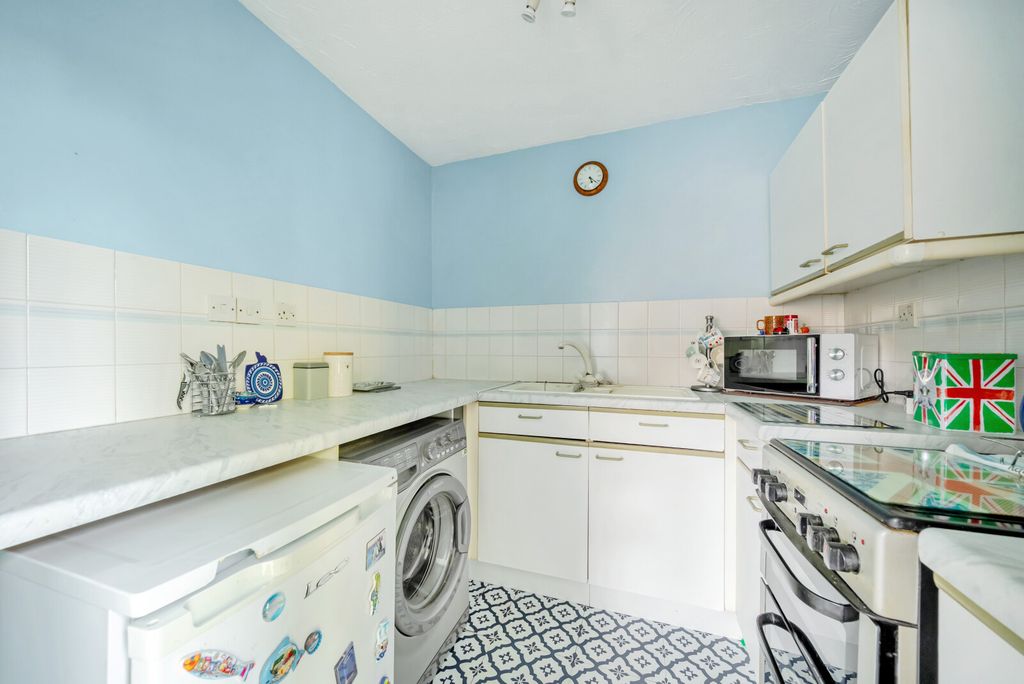 Studio for saleMonks Crescent, Addlestone KT15 photo 3